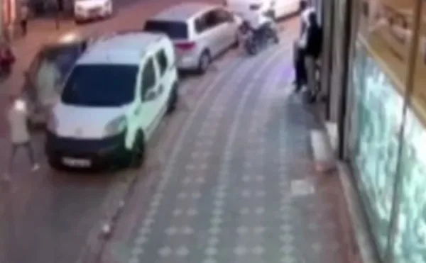 zeytinburnunda-trafik-kazasi-genci-2-otomobilin-arasinda-sikistirdi-o-anlar-kamerada-1658834884818.jpg Zeytinburnu’nda trafik kazası! Genci 2 otomobilin arasında sıkıştırdı: O anlar kamerada - 1