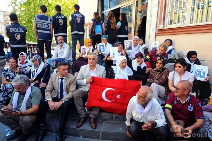 Sanatçılardan Diyarbakır'da nöbet tutan annelere destek