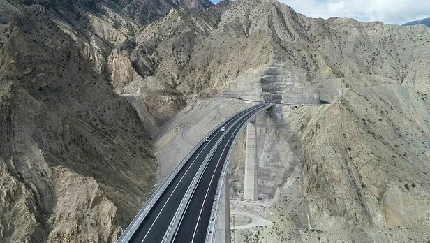 yusufeli-baraji-ozellikleri-yusufeli-baraji-hangi-akarsu-uzerindedir-turkiyenin-en-buyuk-baraji-yuksekligi-kac-1669118178860.jpeg YUSUFELİ BARAJI ÖZELLİKLERİ: Yusufeli Barajı hangi akarsu üzerindedir? Türkiye'nin en büyük barajı yüksekliği kaç metre? - 6