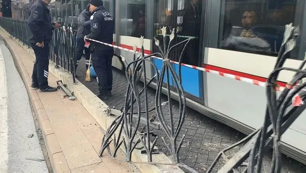 tramvay-yolunda-kaza-seferler-aksadi-1702388147370.jpeg Tramvay yolunda kaza! Seferler aksadı - 2