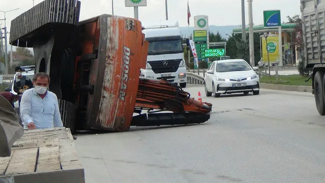 Bursa Ankara yolunda facianın eşiğinden dönüldü! Tonlarca ağırlığındaki iş makinesi karayoluna devrildi - 2