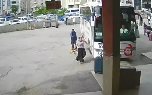 tokatta-otobus-terminalinde-dehset-anlari-ailesini-kursuna-dizdi-o-anlar-kamerada-1652706881404.jpg Tokat’ta otobüs terminalinde dehşet anları! Ailesini kurşuna dizdi: O anlar kamerada - 1