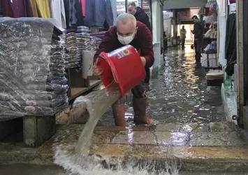 İzmirlilerin yağmurla imtihanı! Yolları ve dükkanları su bastı esnaf kovalarla su taşıdı