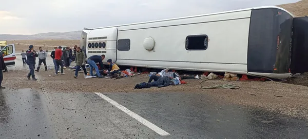 Son dakika: Sivas'ta otobüs devrildi: 2 kişi öldü, 230 kişi yaralandı - 3