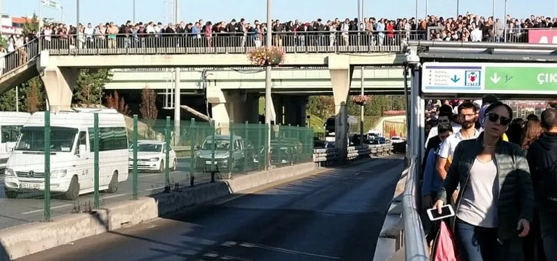 Metrobüs durağında metrelerce kuyruk oluştu
