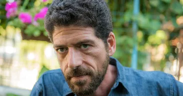 Ünlü oyuncu Cemal Hünal çekiçle iş arkadaşının evini bastı!