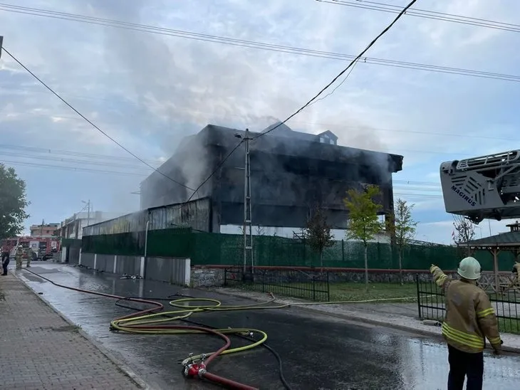 Sultanbeyli’de feci yangın! Mobilya fabrikası cayır cayır yandı