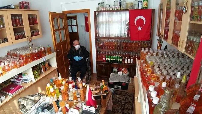 Samsun’da Necmi dede 50 yılda biriktirdiği 3 bin şişe kolonyayı dağıtıyor - 4