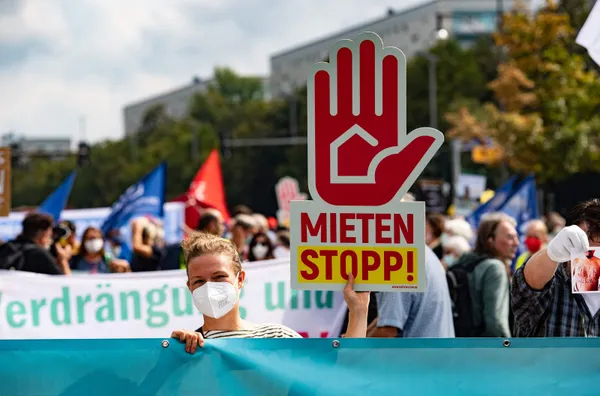 berlin-sokaklarda-artan-konut-fiyatlari-almanlari-cilgina-cevirdi-1631391205890.jpg Berlin sokaklarda! Artan konut fiyatları Almanları çılgına çevirdi - 3
