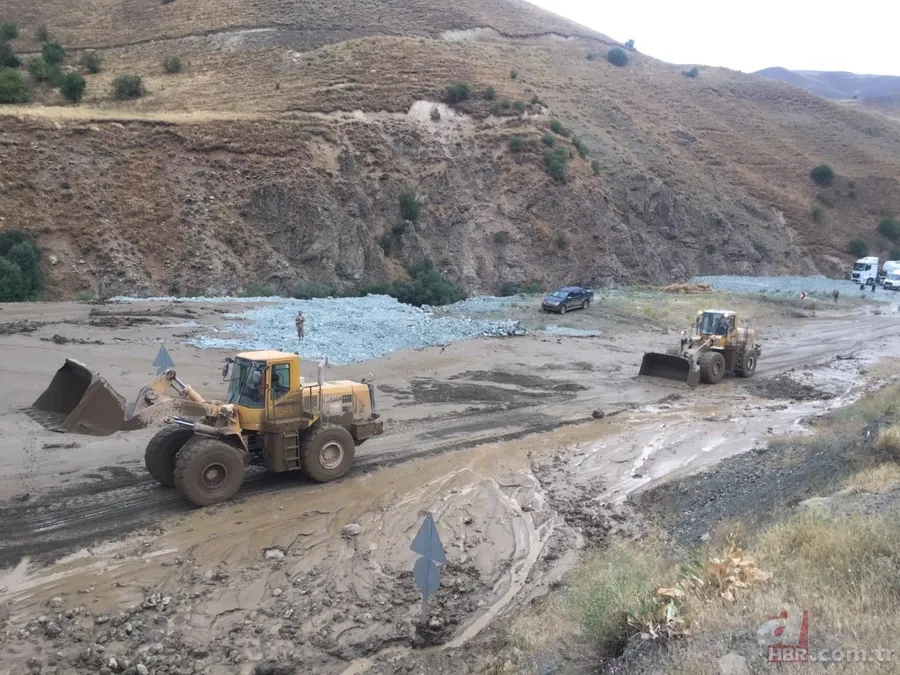 SON DAKİKA: Hakkari-Van kara yolu 3 noktada meydana gelen heyelan nedeniyle kapandı 7