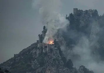 KKTC'de tarihi St. Hilarion Kalesi'nde yangın