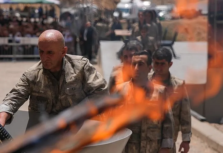 PKK’lı teröristler silahları yaktı! Yarım asırlık terör belasının sona erdiği anlar