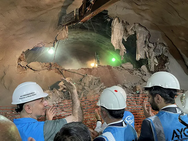 Ulaştırma ve Altyapı Bakanı Adil Karaismailoğlu: Ankara-Bursa ve Bursa-İstanbul arası 2 saat 15 dakika olacak