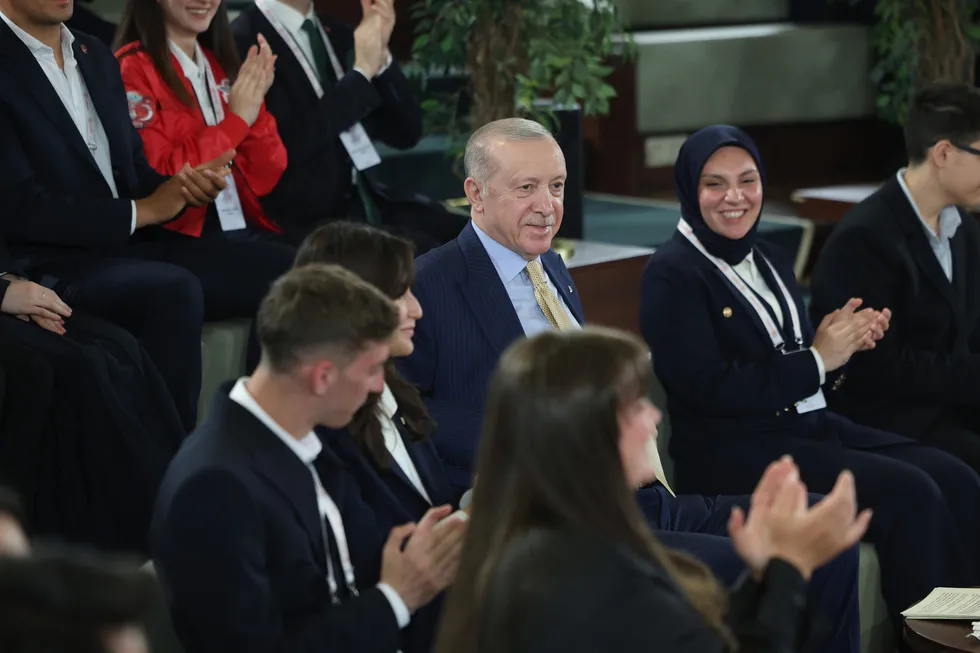 baskan-erdogan-19-mayista-gencler-ve-sporcularla-bir-araya-geldi-kirli-elleri-arkasinda-kim-olduguna-bakmadan-1779222635023.jpg Fotoğraf (AA)