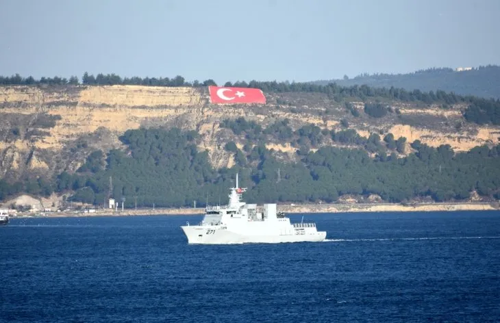 Çanakkale Boğazı’ndan geçen Pakistan donanmasına ait gemi Türk Bayrağı açtı