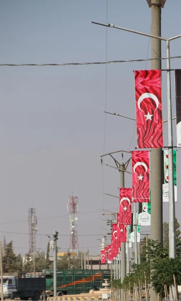 Suriye halkı Türkiye’nin yanında! Türk bayraklarıyla destek yürüyüşü düzenlendi