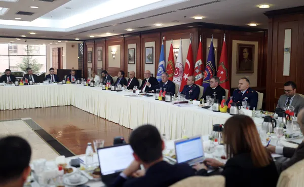 Son dakika: MSB'de değerlendirme toplantısı! Milli Savunma Bakanı Hulusi terörle mücadelede son durumu açıkladı! NATO'ya Yunanistan çağrısı - 1