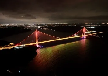 İstanbul'un köprüleri turuncuya büründü