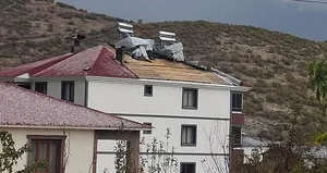 Bingöl’de fırtına çatıları uçurdu