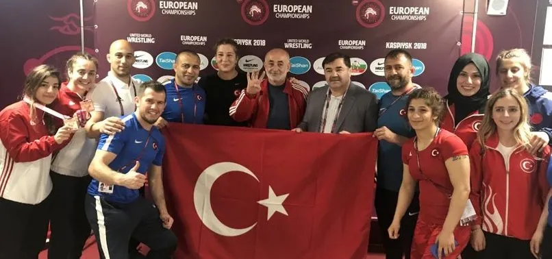 Kadın güreşçilerden tarihi başarı