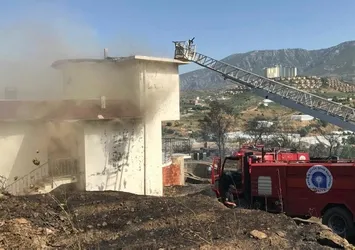 Alanya’da villalar bölgesinde yangın