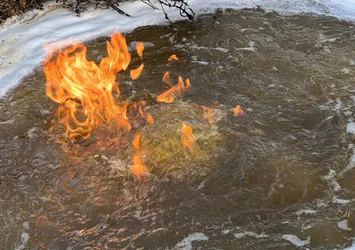 Düzce'deki deprem sonrası akıllara durgunluk veren olay! Yanan su görenleri şaşkına çevirdi