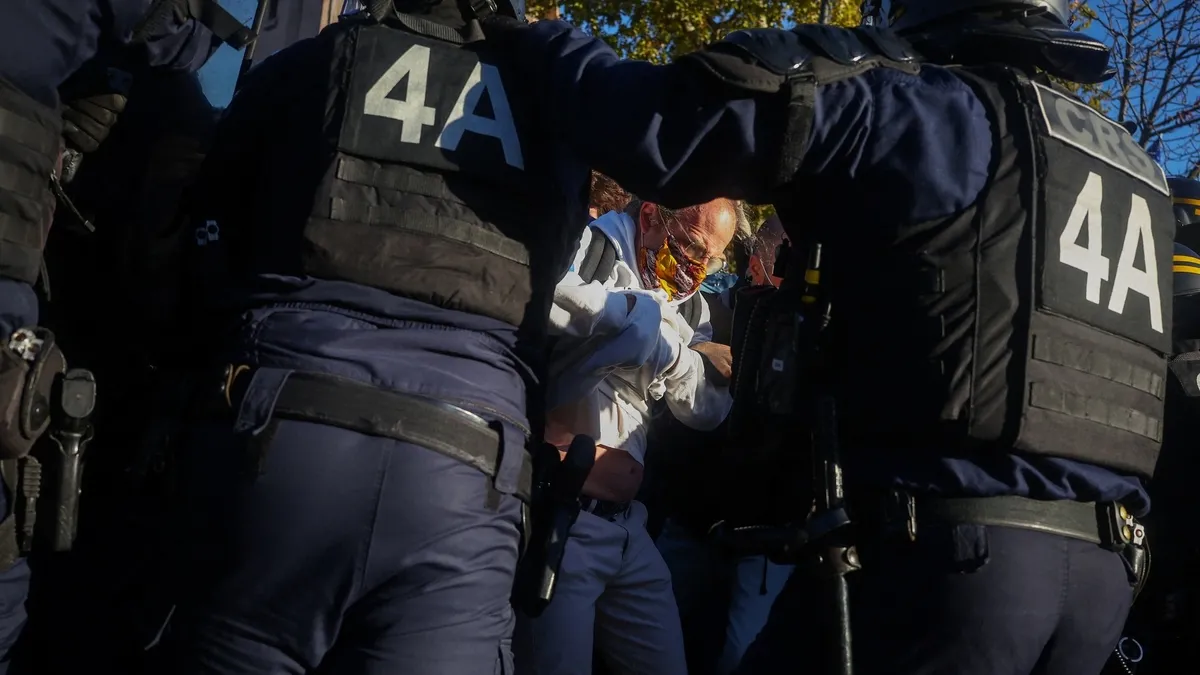 Fransa’daki lise eylemlerinde polis şiddeti: Bir genç elini kaybetti, diğeri gözünü! Çenesi kırılan da var