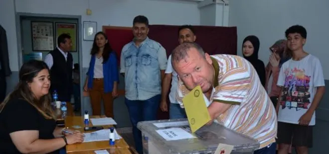 Demokrasi engel tanımadı! Antalya’da 31 yıl önce yaşadığı talihsizliğe rağmen sandık başına gitti