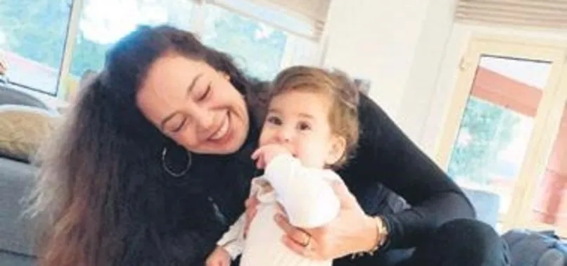 Azra Akın minik oğlu Demir'in ilk adımıyla gurur yaşadı