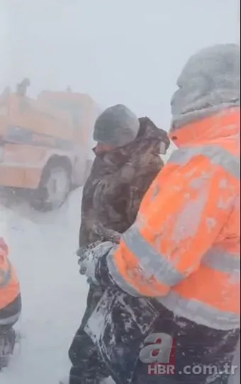 Dev kar kütleleri iş makinelerini yuttu! Ardahan-Artvin yolunda korku dolu anlar 14