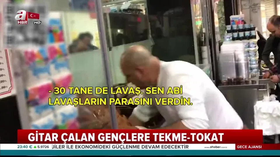 Çiğ Köfteci gitar çalan gençlere saldırdı!