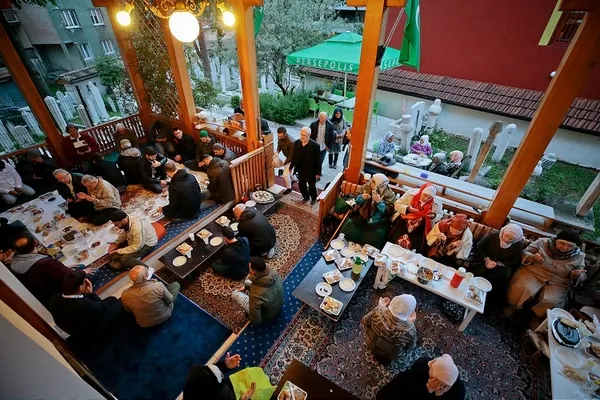 Saraybosna'nın tarihi camisinde 'mahalle iftarı' - 1