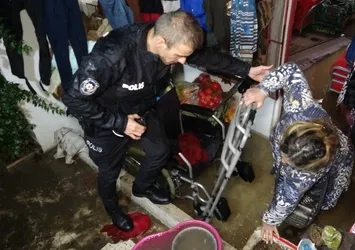 Antalya’da sağanak! Evde mahsur kalan engelli kadını ve yaşlı anneyi polis kurtardı