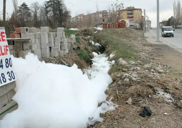 Niğde sokaklarında yine esrarengiz köpük