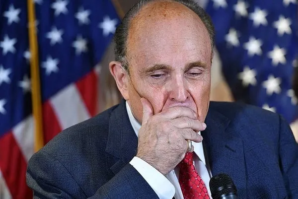 Trump'a bir şok daha! Avukatı Giuliani barodan atılıyor - 1