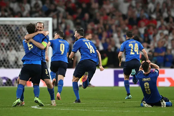 avrupanin-en-buyugu-italya-italya-penaltilarla-ingiltereyi-yenerek-euro-2020-sampiyonu-oldu-1626041297355.jpg Avrupa'nın en büyüğü İtalya! İtalya penaltılarla İngiltere'yi yenerek EURO 2020 şampiyonu oldu - 3