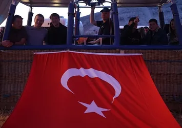 Kapadokya'da balonlar bayraklarla havalandı