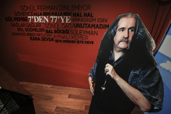 Başkan Erdoğan Cumhurbaşkanlığı Millet Kütüphane'sinde açılan Türk Müziği Tarihi Sergisi’ni gezdi! Merhum sanatçıların aile üyeleriyle sohbet etti - 8