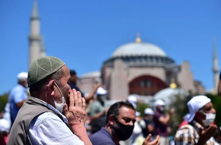 86 yıllık hasret bir cuma vakti vuslata erdi! Ayasofya Camii’nin ibadete açılışının yıl dönümü