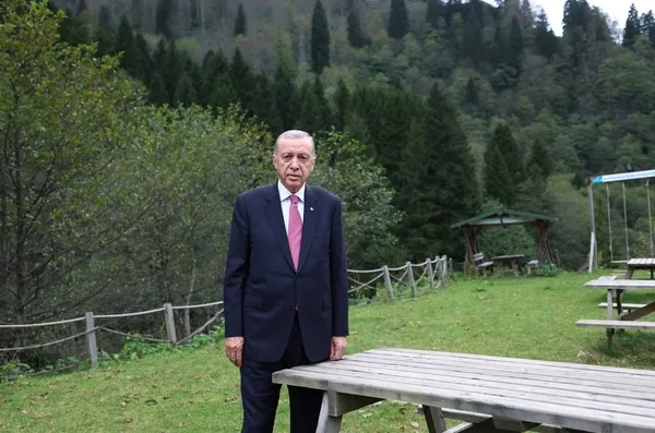 baskan-erdogan-ayderde-o-projeyi-yerinde-inceledi-1699270415534.jpg Başkan Erdoğan Ayder'de! O projeyi yerinde inceledi - 3