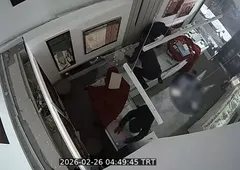 Dükkanı soyulurken canlı izledi