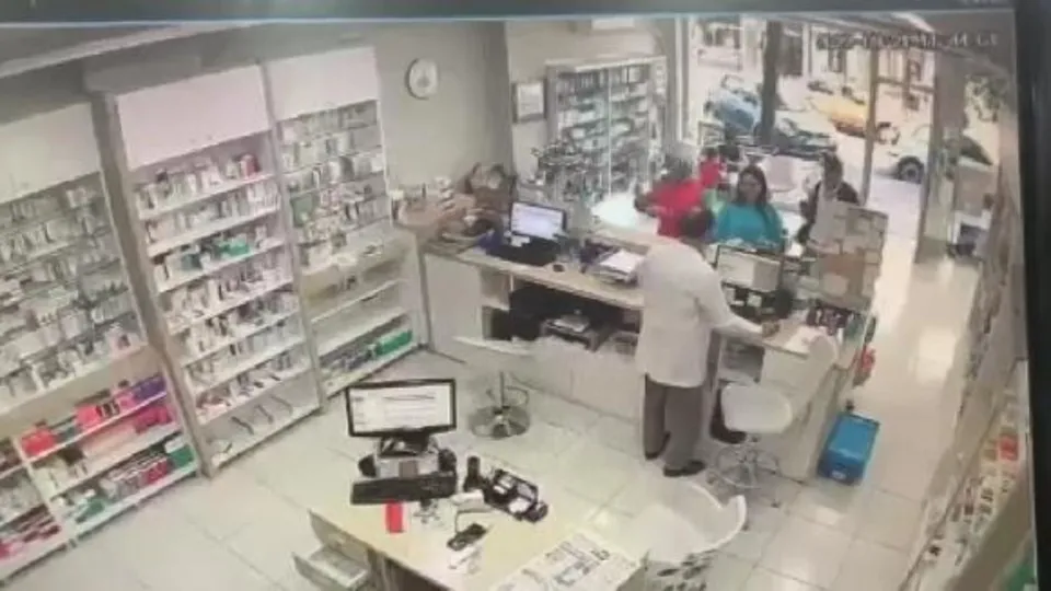 İstanbul’da eczanede dehşet anları! İlaç almaya gelmişti tanımadığı adamın saldırısına uğradı