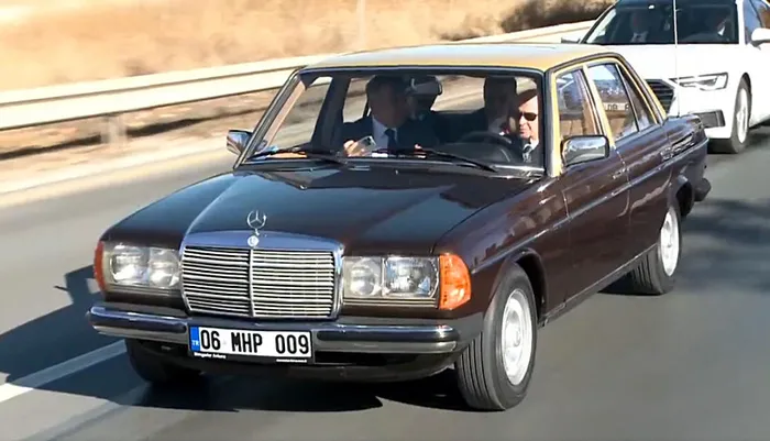 Bahçeli klasik otomobiliyle Ankara turu yaptı!