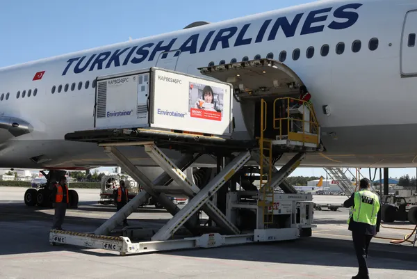 Son dakika: Sağlık Bakanlığı duyurdu! SinoVac aşısını taşıyan uçak Esenboğa Havalimanı’na indi