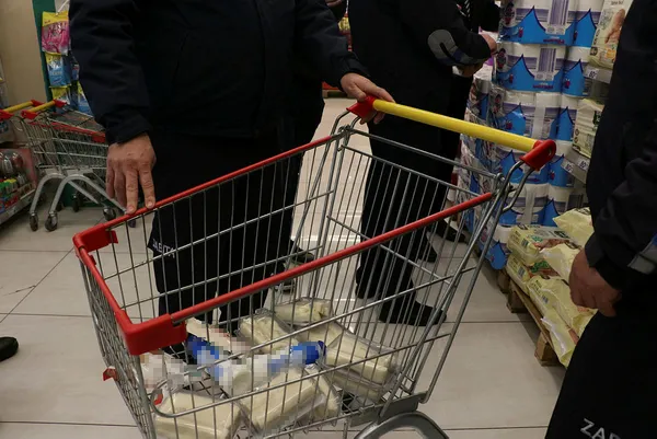 Zincir marketlere fiyat ve gıda denetimi! Un paketlerinde gramaj eksikliği! Tarihi geçmiş peynir ve ayranlar...