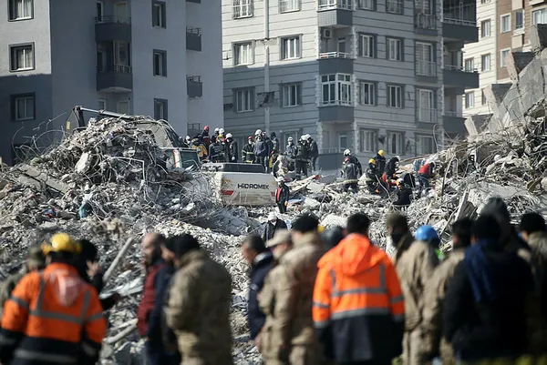 Depremde yeni mucizeler! 63 yaşındaki Hafsa Dağcı tam 158 saat sonra enkaz altından sağ olarak çıkartıldı