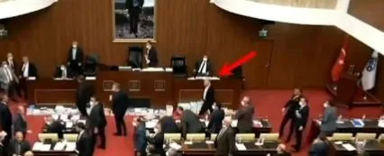 Ankara Büyükşehir Belediyesi’nin Meclis toplantısında skandal! CHP'li Ertan Işık AK Partili Hilal Ayık'ın üzerine yürüdü - 2