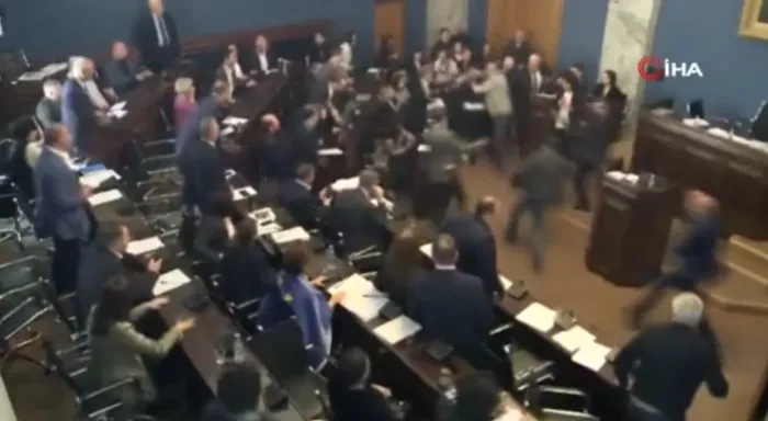 O yasa tasarısı Gürcistan’ı karıştırdı: Parlamentoda yumruklu kavga
