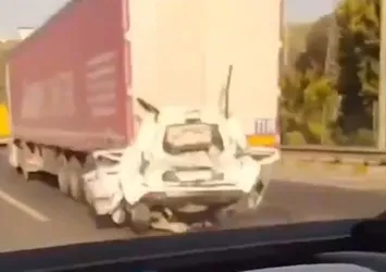 İzmir'de feci kaza! İki TIR arasında kalan otomobil kağıt gibi oldu! Sürücü hayatını kaybetti...
