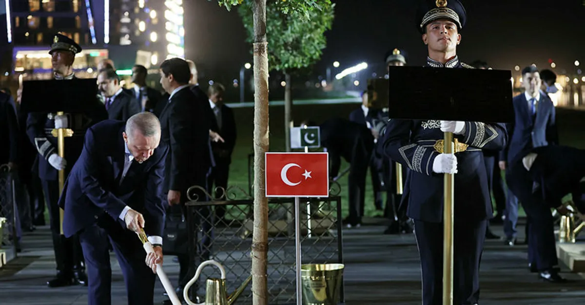 Başkan Recep Tayyip Erdoğan Semerkant'ta ağaç dikti